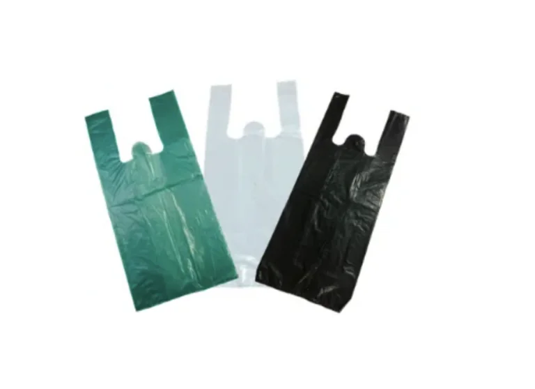Sacolas plásticas recicladas verde, branca e preta Soberano